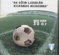 Sportboken - De s&ouml;ta ljusbl&aring;a kickande kickorna  Malm&ouml; FF Dam 30 &aring;r